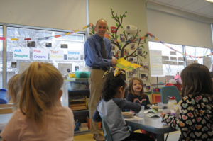 President reads to children.