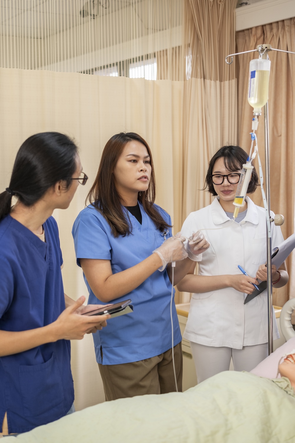 The professor at the medical school is teaching related knowledge to the medical students.