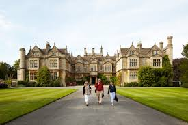 Students walking in front of UK buildling